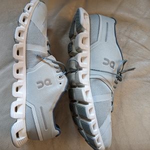 On Running Women's Cloud 5 size 10.5